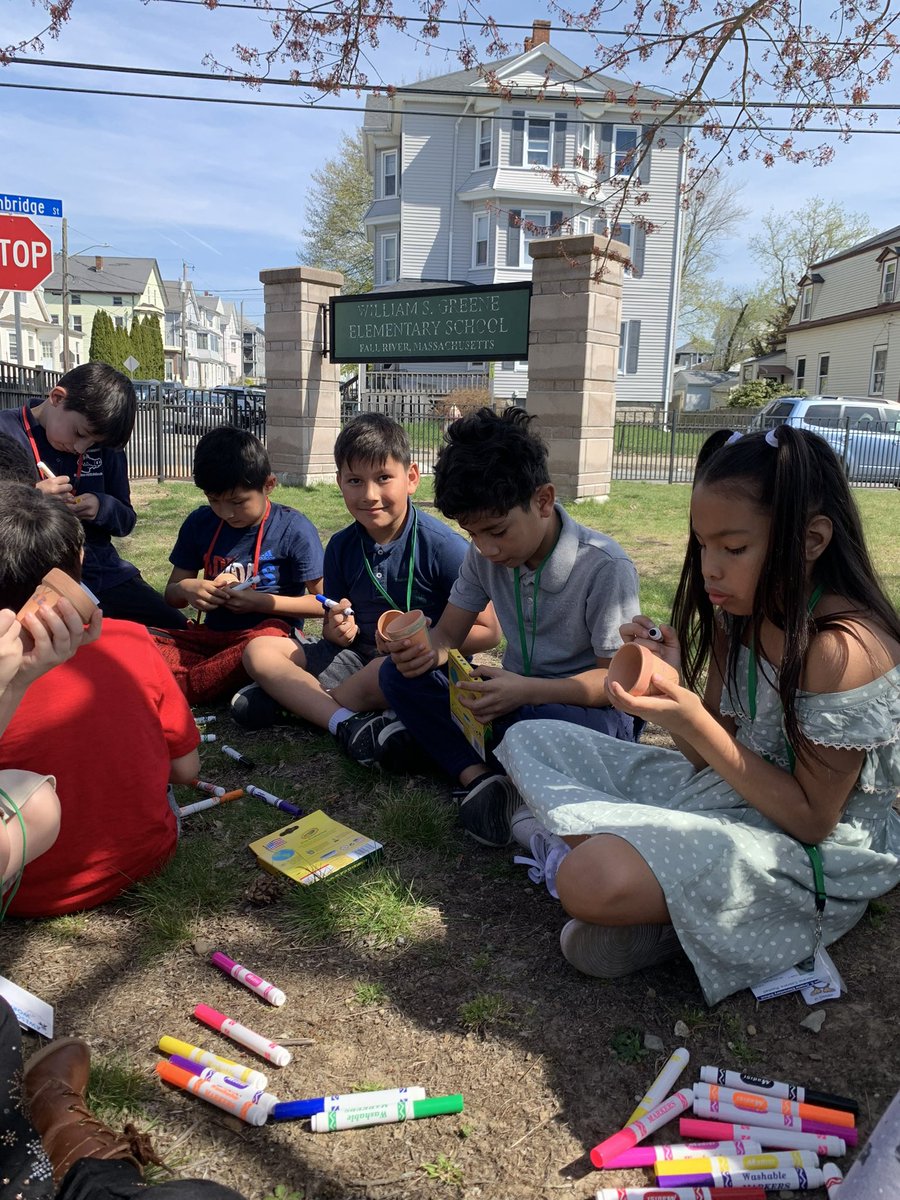 frps_Greene's tweet photo. Look at our @frps_Greene 2nd grade environmentalists planting flowers for #EarthDay2023! Great work @Aamaral_14 and Ms. Brennan! #teamworkmakesGreenework @FRPSsupt https://t.co/jcTm8uG2BM