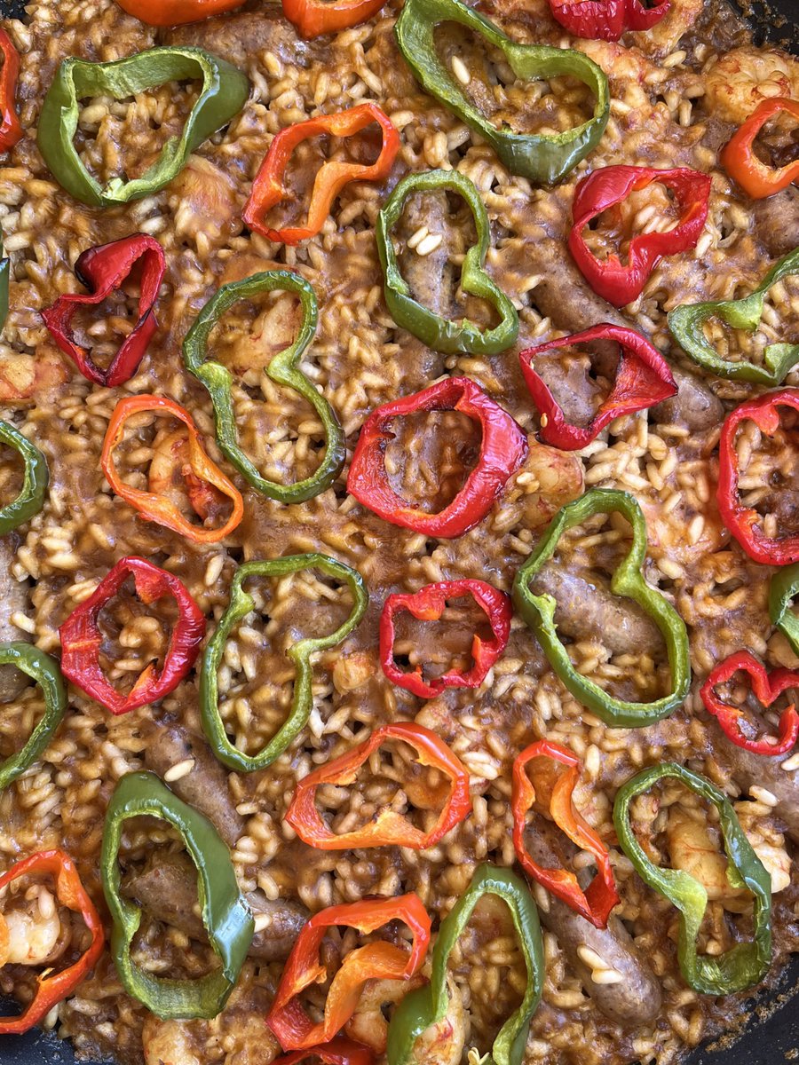 MTarradellas's tweet photo. Arròs de dissabte! Amb arròs #carnaroli, gambons, salsitxes de #casaarmand, #sofregitquimmatas i el toc de color dels pebrots! Quina cosa més bonica i més bona! #arròs #gambons #salsitxes #sofregit #arròscarnaroli https://t.co/sqqjnrKgEa