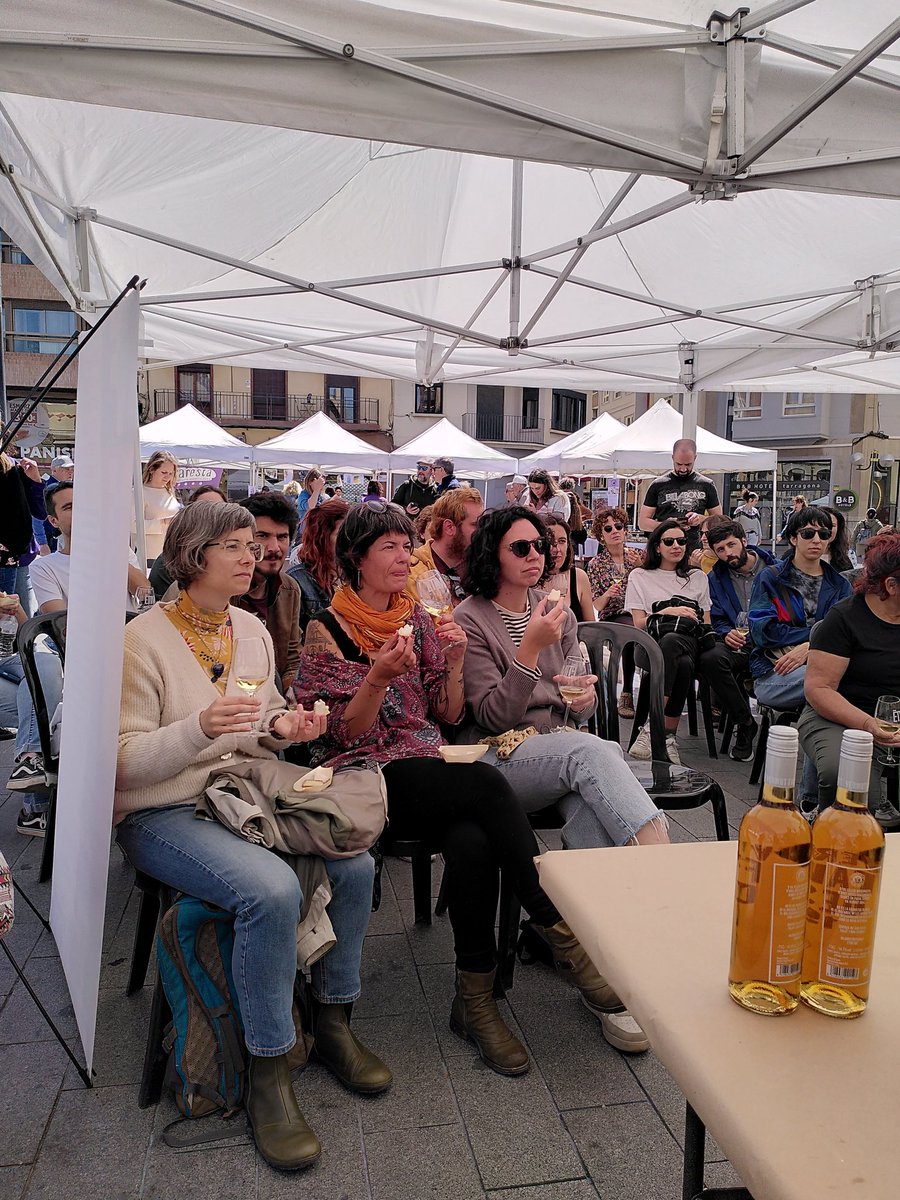 ateneucoopcamp's tweet photo. Ple a la degustació de vins i formatges a càrrec de la #cooperativaFalsetMarçà i #Formatgerialinens avui durant la #fesct23 https://t.co/pWFqwdSWAp
