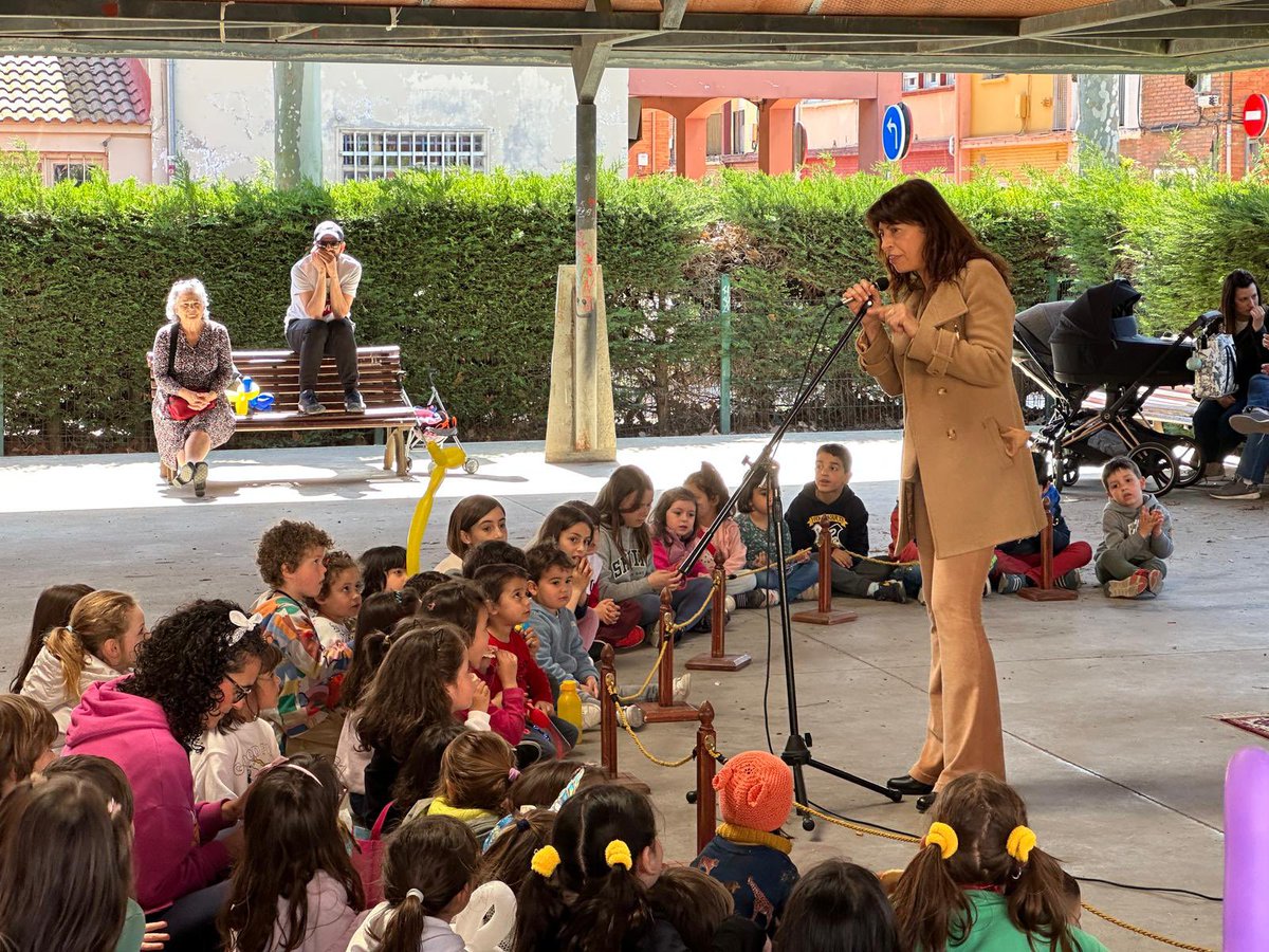 AyuntamientoVLL's tweet photo. El #DíaDelCirco se celebra en San Pedro Regalado en colaboración con la asociación vecinal y la Escuela de Circo. El Ayuntamiento apoya las actividades lúdicas que se están desarrollando. Asisten los concejales Ana Redondo, Luis Vélez, María Sánchez y Alberto Bustos. https://t.co/wZ17rv8yYt