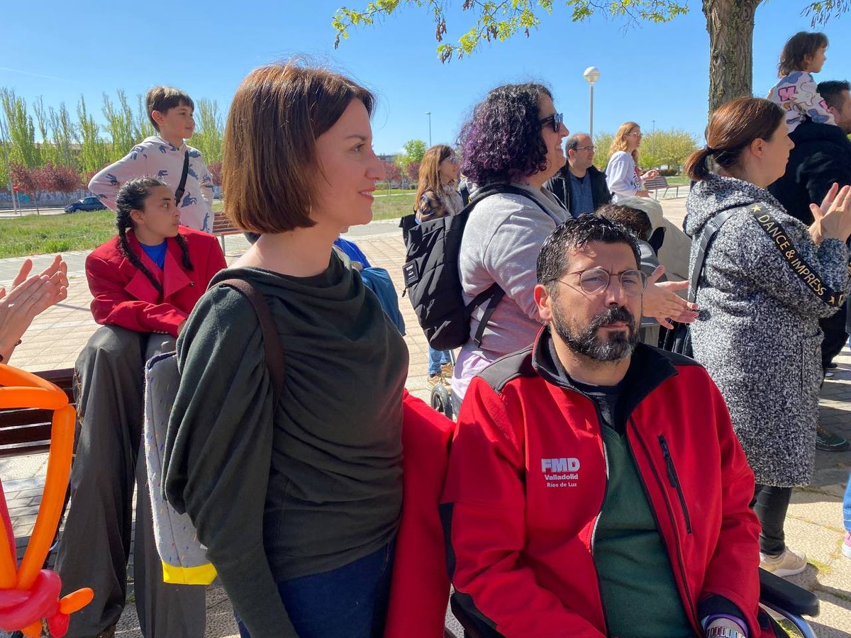 AyuntamientoVLL's tweet photo. El #DíaDelCirco se celebra en San Pedro Regalado en colaboración con la asociación vecinal y la Escuela de Circo. El Ayuntamiento apoya las actividades lúdicas que se están desarrollando. Asisten los concejales Ana Redondo, Luis Vélez, María Sánchez y Alberto Bustos. https://t.co/wZ17rv8yYt