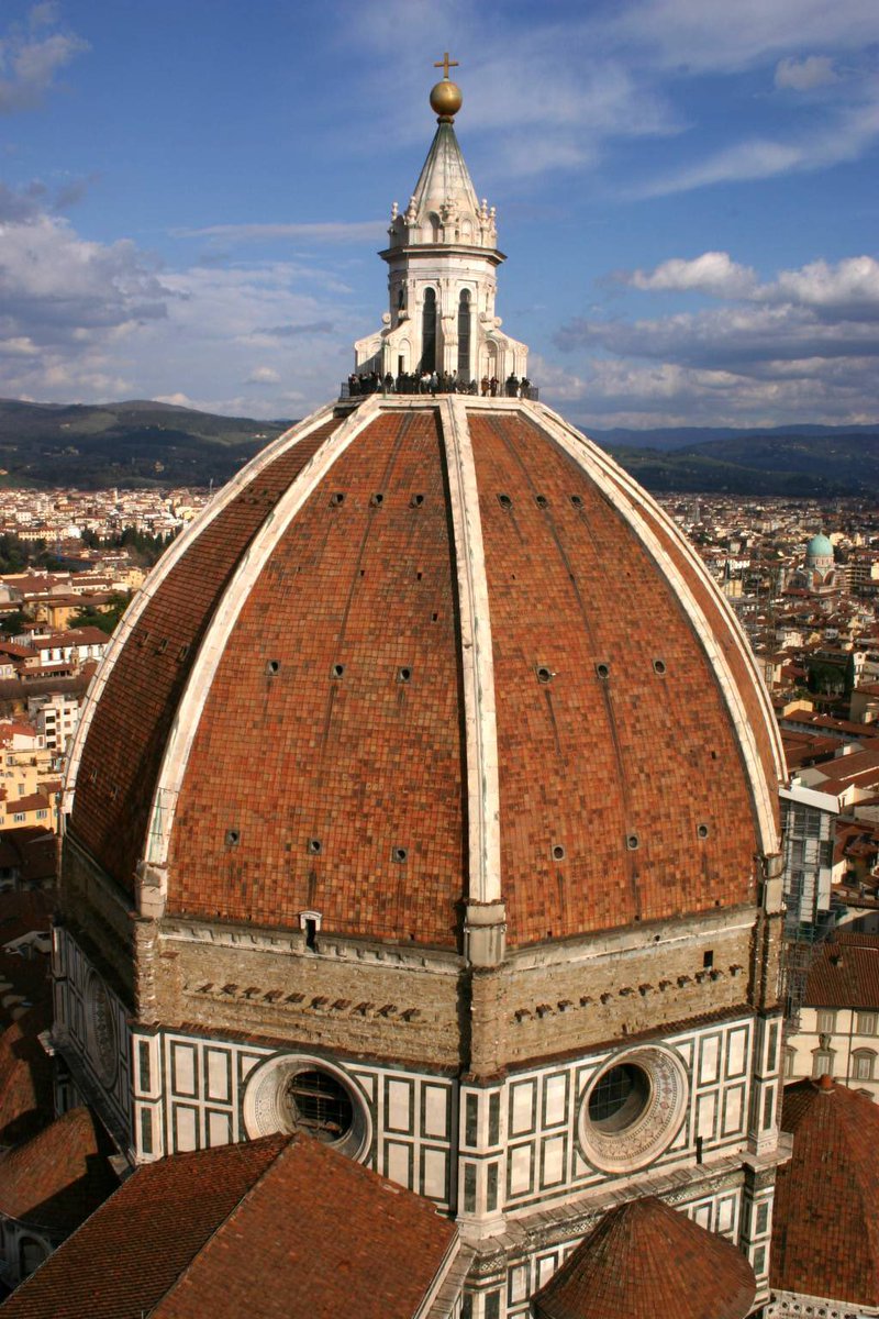 Arteymas_'s tweet photo. Filippo Brunelleschi fallece el 15 de abril de 1446, fue un arquitecto, escultor y orfebre renacentista italiano. Es conocido, sobre todo, por su trabajo en la cúpula de la Catedral de Florencia Il Duomo. Sus profundos conocimientos matemáticos y su entusiasmo por esta ciencia le facilitaron el camino en la arquitectura, además de llevarlo a la invención de la perspectiva cónica.