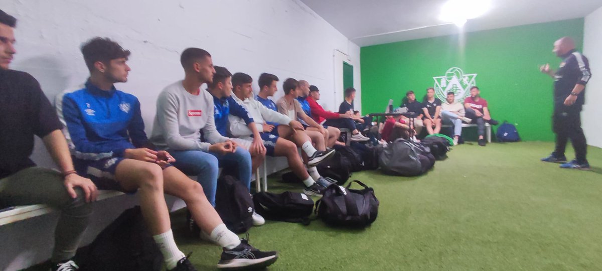 CanteraCPC's tweet photo. Última charla antes del partido de mañana 
Vamos verdes
A por todas https://t.co/T3ei5G9vBP