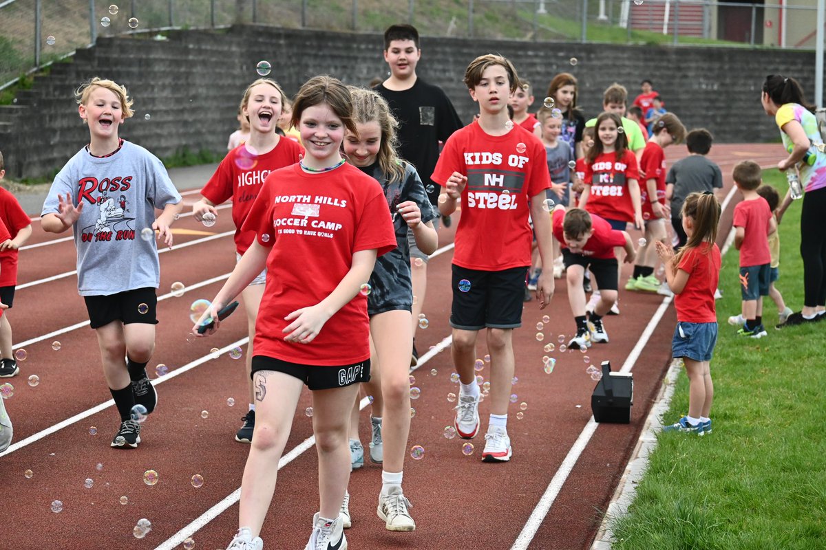 north_hills's tweet photo. Run through a bubble machine on a gorgeous Friday evening? Don’t mind if we do! 🏃🫧🏃‍♀️🫧🏃‍♂️Thank you to @RUNwithP3R and everyone who took part in last night’s Kids of Steel Fun Run at Martorelli! We are ready for the Kids @PGHMarathon! 👏👏👏#RUNwithP3R #runnersofsteel #nhproud https://t.co/1pxDAsXDpL