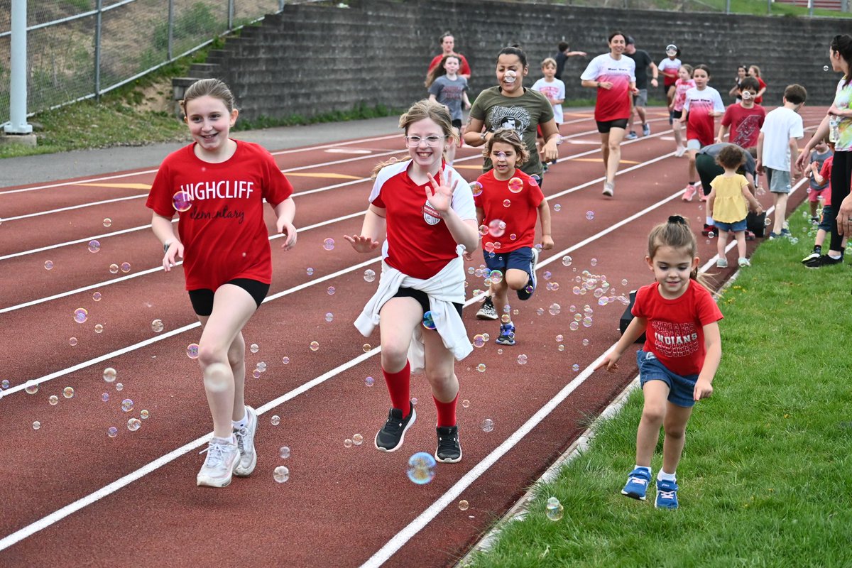 north_hills's tweet photo. Run through a bubble machine on a gorgeous Friday evening? Don’t mind if we do! 🏃🫧🏃‍♀️🫧🏃‍♂️Thank you to @RUNwithP3R and everyone who took part in last night’s Kids of Steel Fun Run at Martorelli! We are ready for the Kids @PGHMarathon! 👏👏👏#RUNwithP3R #runnersofsteel #nhproud https://t.co/1pxDAsXDpL