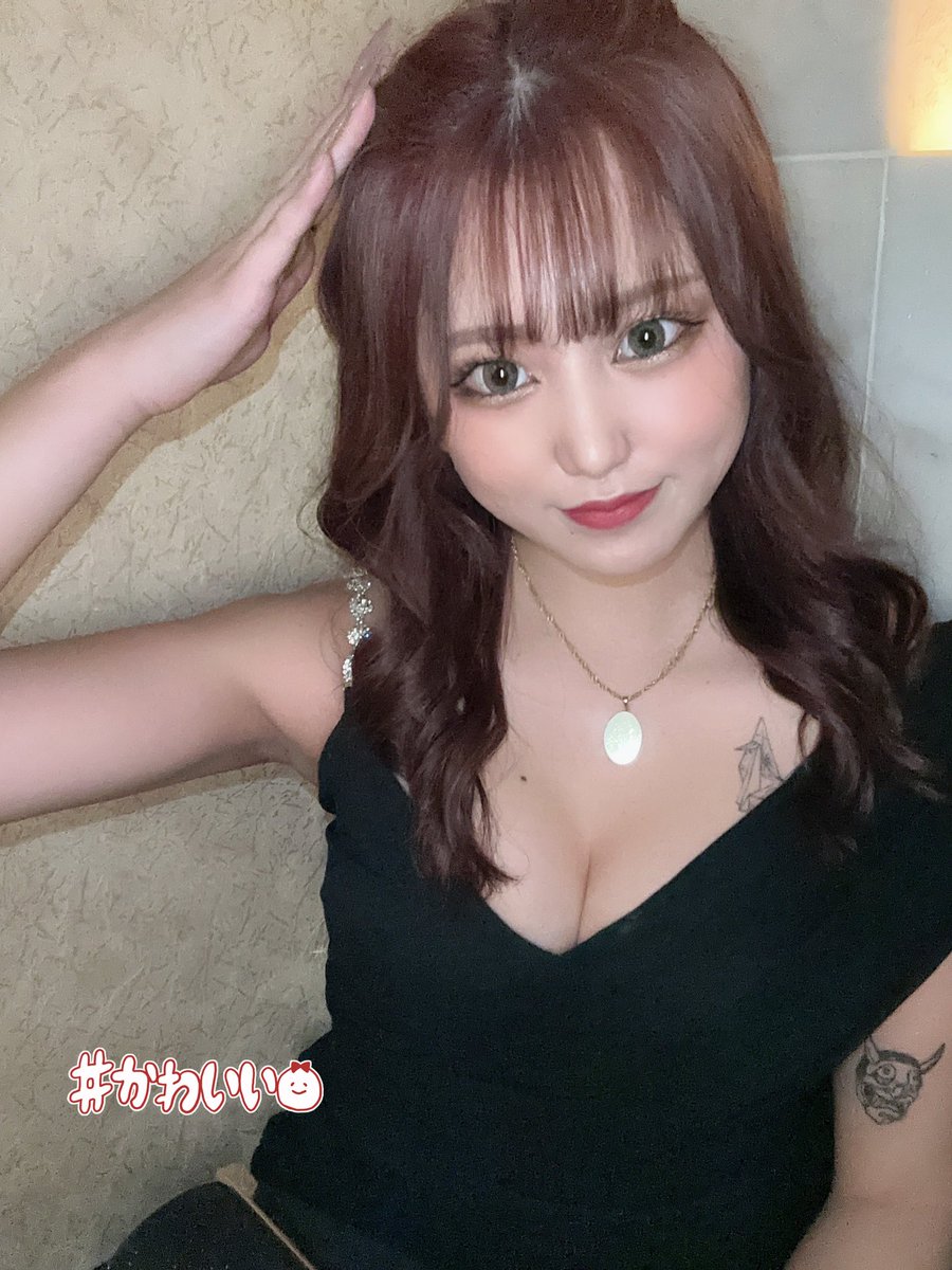 Choma122's tweet photo. 髪暗くしまぴた✨
2023年の変化👏🏽
前髪あり定着してきた💖
#七変化 #目指す #キャバ嬢 
#いいね 
#デコるの楽しい https://t.co/CtmU2VOUSa