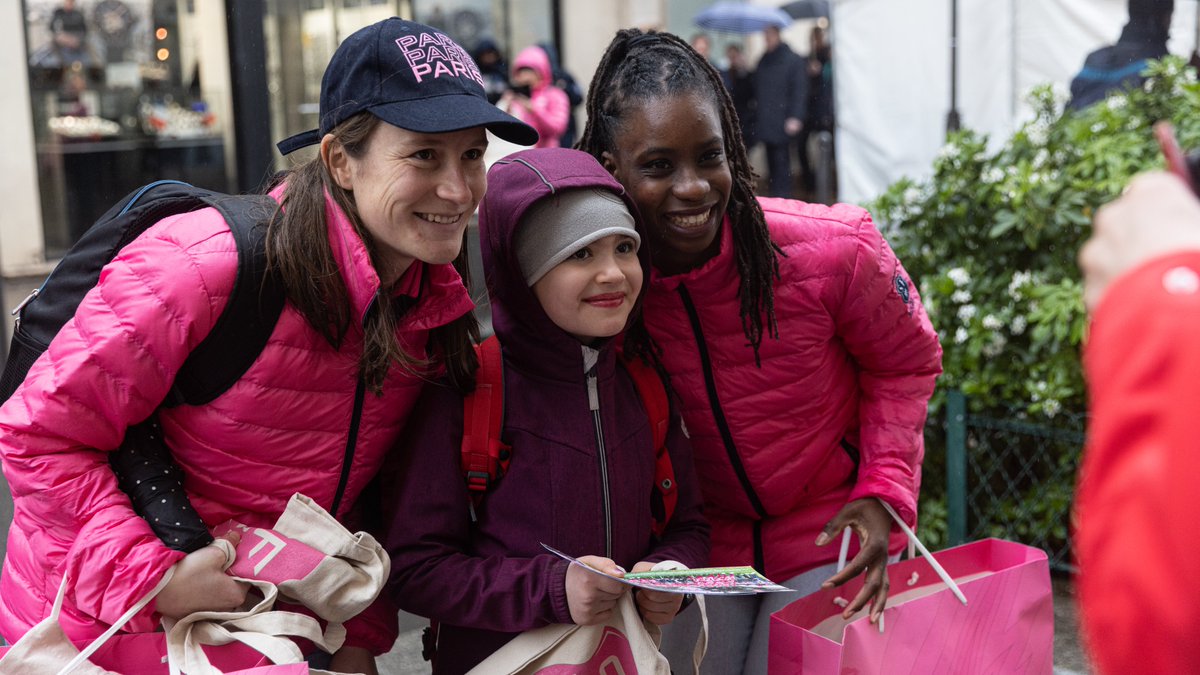 SFParisRugby's tweet photo. 🗓 Ce mois-ci,
Le 1️⃣5️⃣e est 𝓇𝑜𝓈𝑒 !

Nos Soldats Roses &amp; @PinkRocketsSF de nouveau à la rencontre des habitants et commerçants de la @mairie15 🌸

#ParisEstRose https://t.co/tippe7sT7l