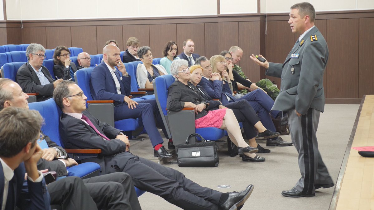 Die deutsche Außenministerin ist heute in Südkorea und besucht die Grenze zu Nordkorea. Hoffentlich ist Baerbock dabei aufmerksamer und wacher als ihr Vorgänger: Als wir 2018 in der demilitarisierten Zone waren, nickte Heiko Maas beim Briefing des schwedischen Offiziers weg 😄 🥱