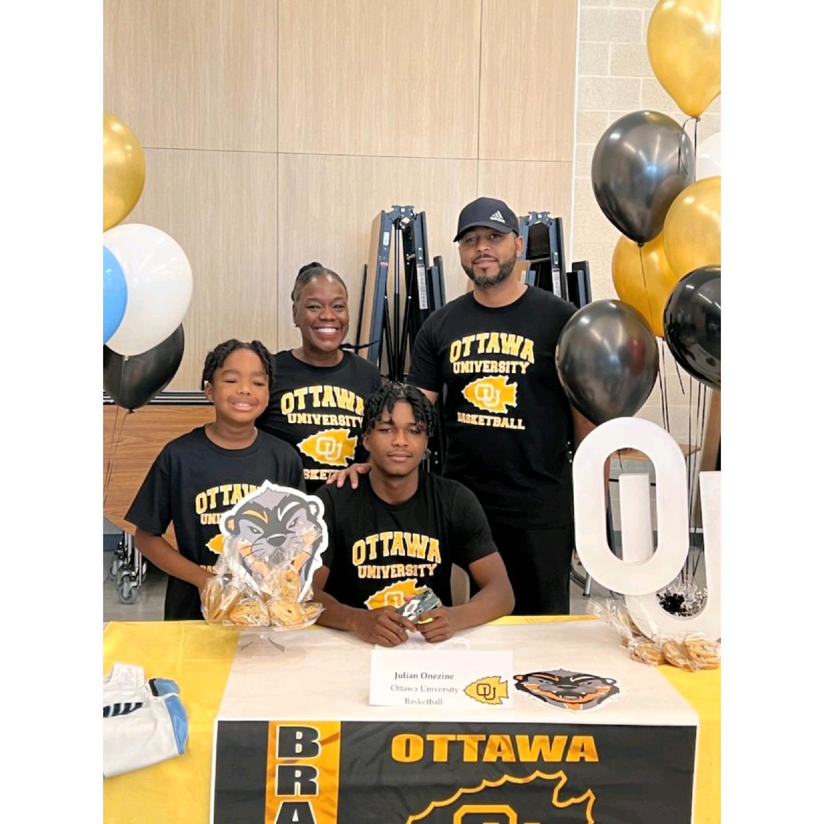 julian_onezine's tweet photo. It’s Official ✍🏾 🤍💛
Ready to work 🔒💪🏾
@braveshoops @BravesAthletics @paetow2023 @PaetowHS @PaetowHS_ABC @JamieBatish5 @LetsGoRedStorm @ASiebenthall @KatyTimesSports @djones8301 @billionairevsn https://t.co/Z8kEBCPQaE