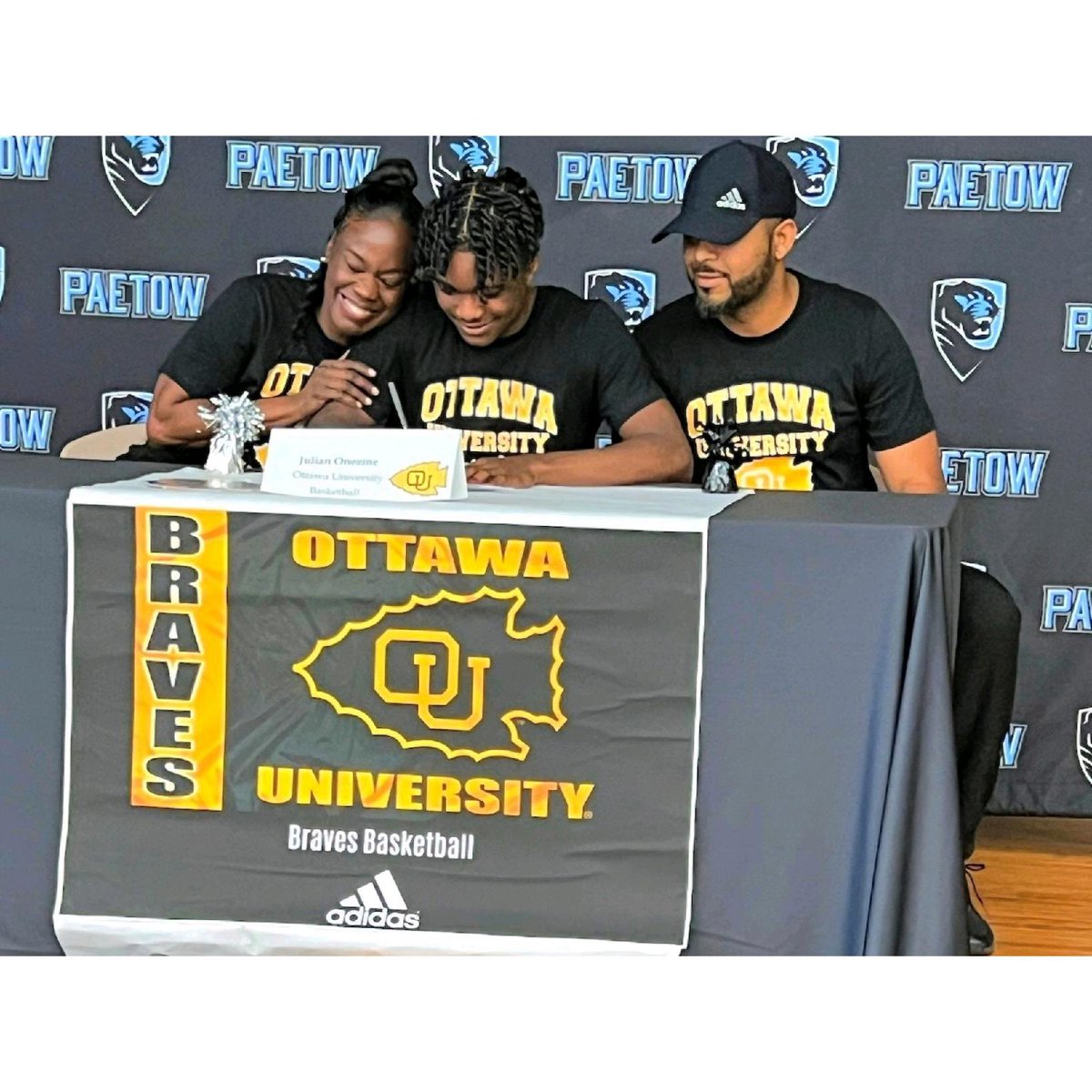 julian_onezine's tweet photo. It’s Official ✍🏾 🤍💛
Ready to work 🔒💪🏾
@braveshoops @BravesAthletics @paetow2023 @PaetowHS @PaetowHS_ABC @JamieBatish5 @LetsGoRedStorm @ASiebenthall @KatyTimesSports @djones8301 @billionairevsn https://t.co/Z8kEBCPQaE