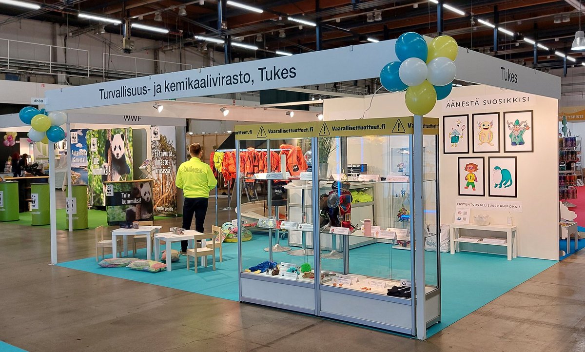 AnjaMere's tweet photo. Tukesilla pitkästä aikaa oma osasto lapsimessuilla. Esillä vaarallisia tuotteita, vesiturvallisuutta sekä lapset saavat äänestää omaa suosikkiaan tulevaksi turvallisuushahmoksi. @Tukesinfo #Lastenturvallisuus #Lapsimessut https://t.co/2LCFH8W19M