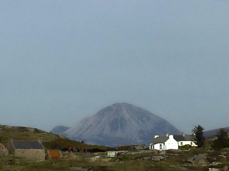 welovedonegal's tweet photo. Tweet your #Donegal pics and tag @JimmyStaffordDJ now playing on #Highl;and Radio (listen here https://t.co/rCMnj0zxxO ) 
#WeLoveDonegal ♥ 
This is a wee cottage near #Errigal https://t.co/vOGekhT96H