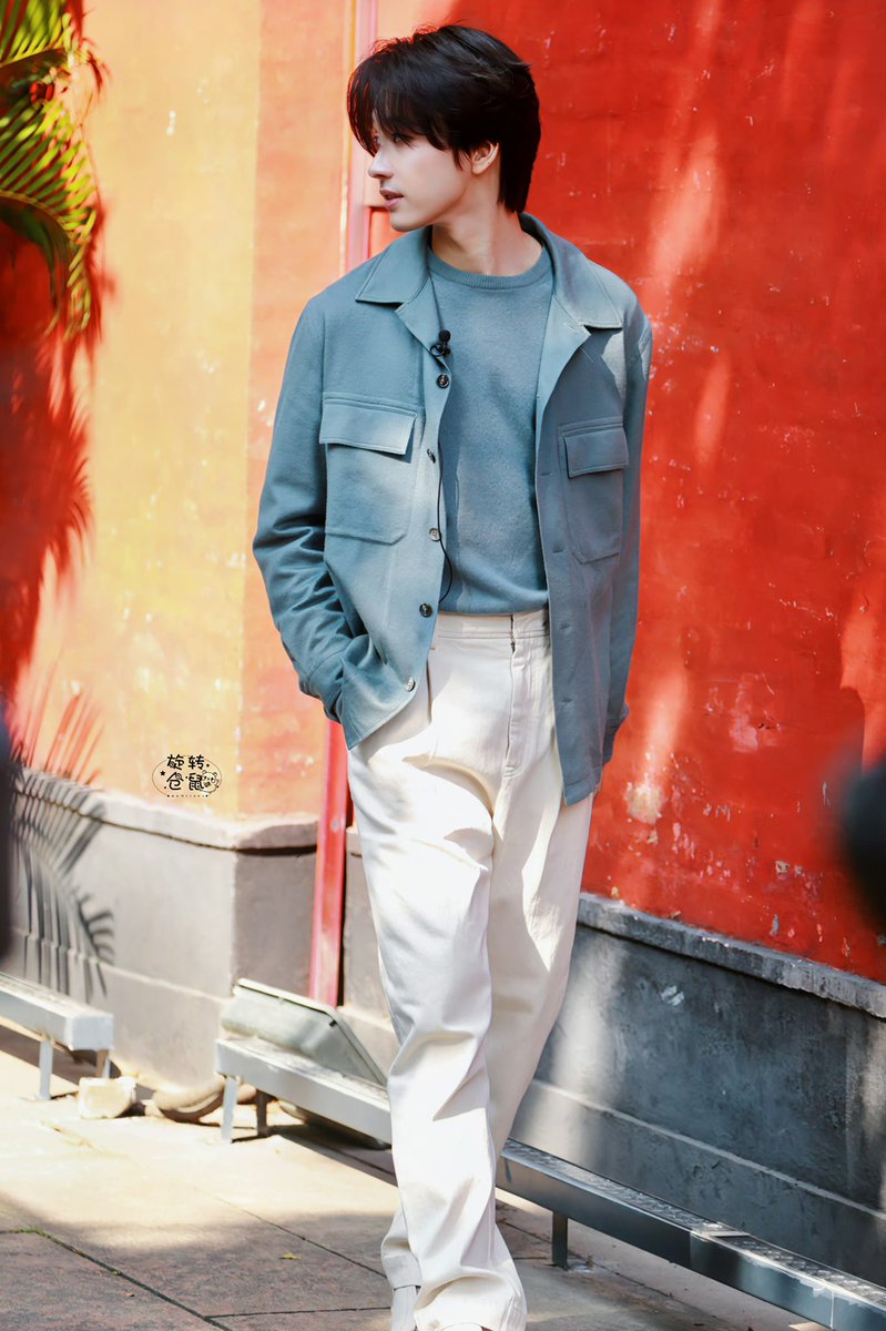 Fansite pics! I’ll never get tired of looking at him 🥰 Filming a varshow?

©旋转仓鼠｜连淮伟
#LianHuaiwei #连淮伟 #Huaiwei #Cpop