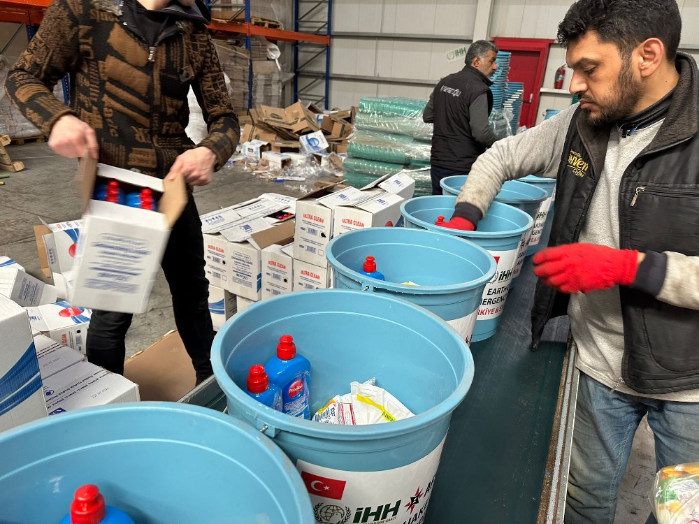 afsc_org's tweet photo. AFSC and partners have delivered food, tents, blankets, hygiene items, and other critical supplies to #earthquake survivors in #Turkey and #Syria. Read the latest update from AFSC’s Bilal Olimat, who shares how our work is making a difference. Read more: https://t.co/qUnW98Qx69 https://t.co/r6rZth8nB2