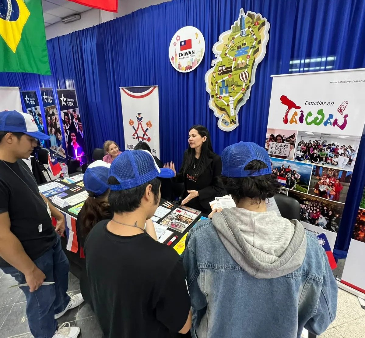Aso_Taiwan's tweet image. Estuvimos con la @TW_Paraguay en la sexta edición de la Feria #MOBE de la @fpuna 🇹🇼🎓🤩

Gracias a todos por visitarnos para conocer las oportunidades de #becas ofrecidas por #Taiwán. ❤
 
Agradecemos también por este espacio que hace posible cumplir sueños. 🥰🧳🌏
