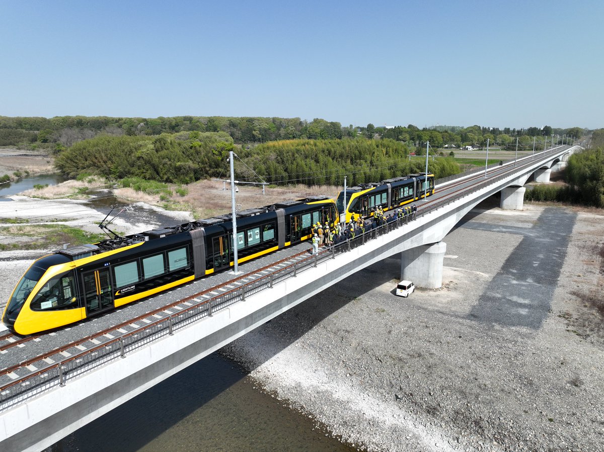 tanahi_11's tweet photo. 先日宇都宮LRT(@u_lightrail )試運転の際に撮った写真
鬼怒川橋梁で車両推進訓練やっていたみたいで連結したLRTが見れました。
これは貴重かと思われます
#栃木県 
#宇都宮市 
#宇都宮LRT 
#試運転 
#DJI 
#MAVIC3 https://t.co/cjEfRry9QN