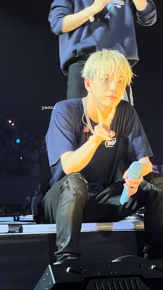 mashiclovers_'s tweet photo. I made a “peace sign” and Asahi looked at me and made “peace sign” too 😭

@treasuremembers #HELLO_TREASUREinManila https://t.co/hSY3p6kasv
