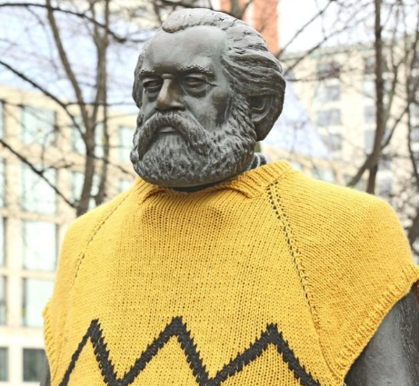 FiloKarlMarx's tweet photo. "La crítica de Karl Marx al capitalismo nos recuerda que el valor de una persona no puede medirse por su capacidad para generar riqueza, sino por su contribución a la sociedad". #KarlMarx #Capitalismo #ValorHumano
@elmussoldespert  #FilosofiaAvui https://t.co/YPtq20lBD1