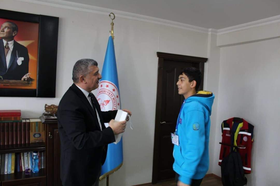 DOGAL_HAYATIKOR's tweet photo. Projemiz kapsamında Prag şehrine giden öğretmen ve öğrencilerimiz, proje dönüşü İlçe Milli Eğitim Müdürümüz Saygın Atinkaya'yı ziyaret ederek geri dönüşüm ve doğal hayatın korunması konularında deneyimlerini ve gözlemlerini paylaştılar. https://t.co/BAg5WyVhXW