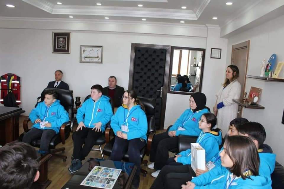 DOGAL_HAYATIKOR's tweet photo. Projemiz kapsamında Prag şehrine giden öğretmen ve öğrencilerimiz, proje dönüşü İlçe Milli Eğitim Müdürümüz Saygın Atinkaya'yı ziyaret ederek geri dönüşüm ve doğal hayatın korunması konularında deneyimlerini ve gözlemlerini paylaştılar. https://t.co/BAg5WyVhXW