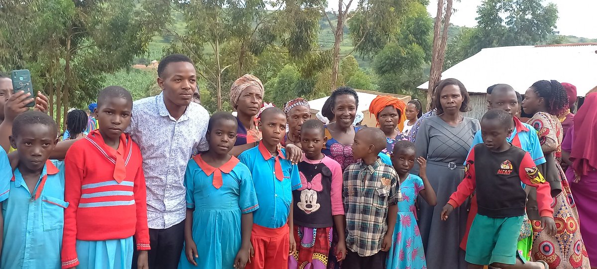 MaryamSk18's tweet photo. Privileged to share what I have to the #Students and #arents of Hill side Nursery and boarding primary school Kakoma-Kyazanga in Lwengo District.
@Lufulatogether1
#UmojoNiKaazi Cooperative Society https://t.co/8Z3QU1ffuo