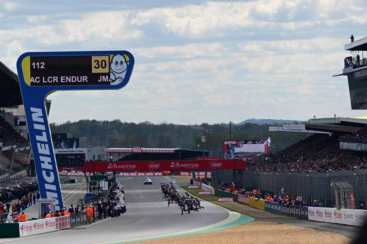 yamaharacingcom's tweet image. 🇫🇷 The 46th edition of the Le Mans 24 Heures Motos is go!

Yamalube YART Yamaha's @MarvinFritz7 is currently leading the race after the traditional running start 🏍 🏃

You can follow the action via live timing here ➡️ fimewc.com/live-timing

#YamahaRacing | #FIMEWC | #24hMotos