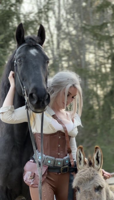 I did a super cute cosplay shoot with Dez. Basil INSISTED on being a part of it 🥺🥺 https://t.co/CVHz