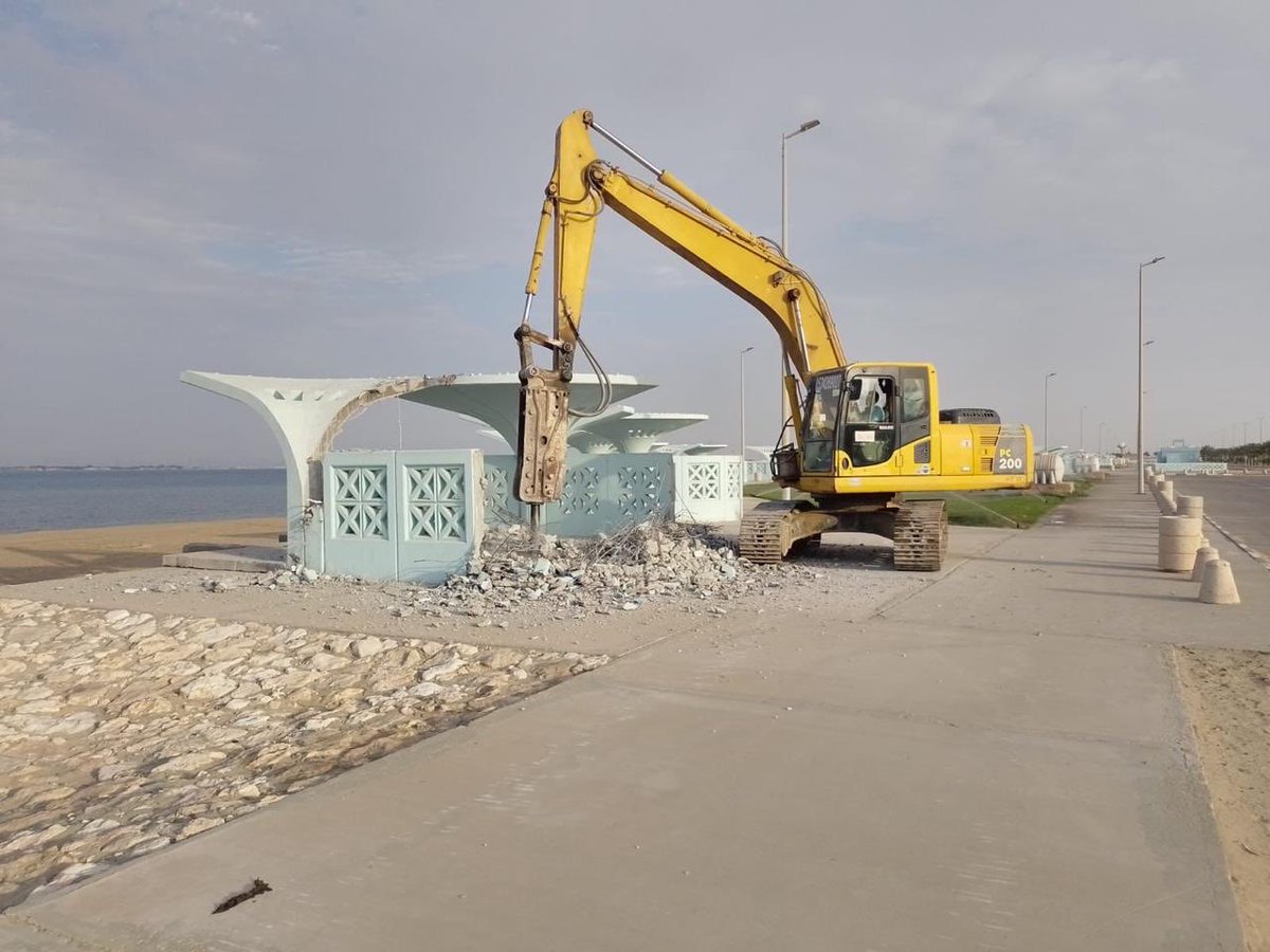 البدء في مشروع إعادة تأهيل وتطوير شاطئ نصف القمر بالشرقية.

-