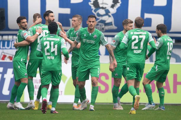 bundesliga_br2's tweet photo. O Magdeburg recebeu o Sandhausen que luta pela sobrevivência na liga na MDCC-Arena, os alvinegros venceram por 1-2, gols de Dumić (2x). Para o FCM gol de Piccini.
#FCMSVS
#Bundesliga https://t.co/0oivLn5jhk