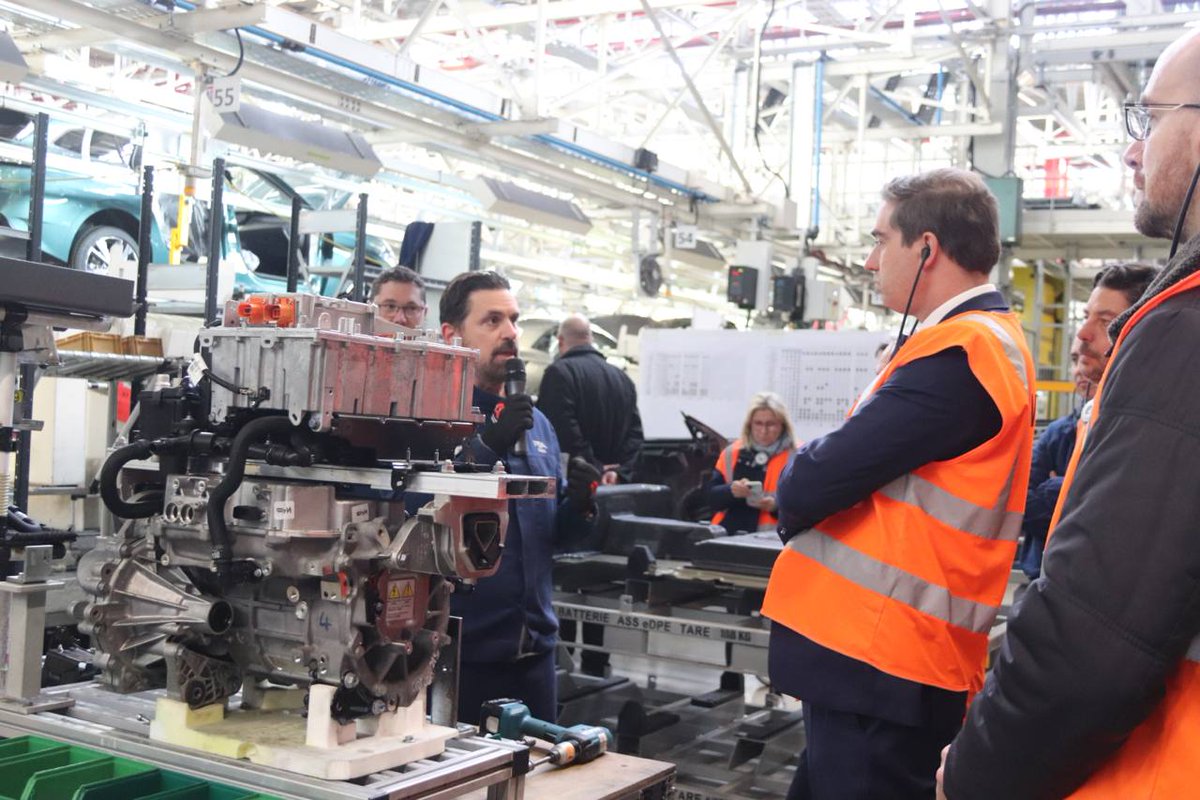 becht_olivier's tweet photo. Sur le site de Stellantis à Mulhouse. Je salue la volonté du groupe de participer à la transition vers une #mobilitédécarbonée grâce à la production de véhicules électriques. L’objectif du plan #France2030 est ambitieux : produire 2 millions de véhicules par an en 🇫🇷 d’ici 2030. https://t.co/GphBkBarpQ