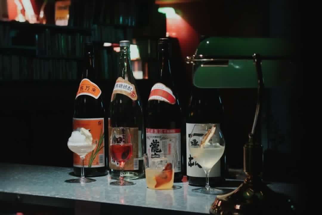 selephantweet's tweet image. 奄美に一夜限りのゴールデン街が現れて大変最高の夜なんですけど！！黒糖焼酎カクテルナイト！！！#OPENBOOK