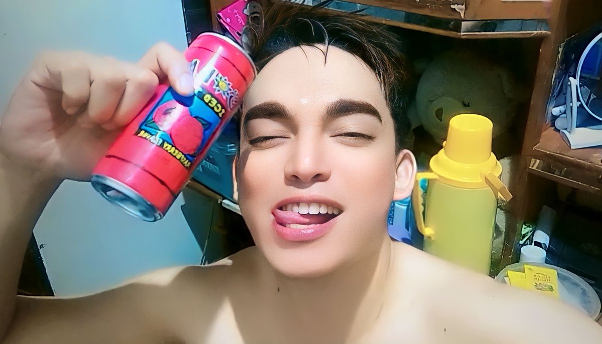 theoRealPH's tweet photo. Dahil dissaponted Tayo sa cranberry juice na maasim 
Dito Tayo sa raspberry🤣🤣🤣🤣 flex ko ung bagong thermos na yellow na binili ng mama ko 🤣 https://t.co/WwxDI3vxQA