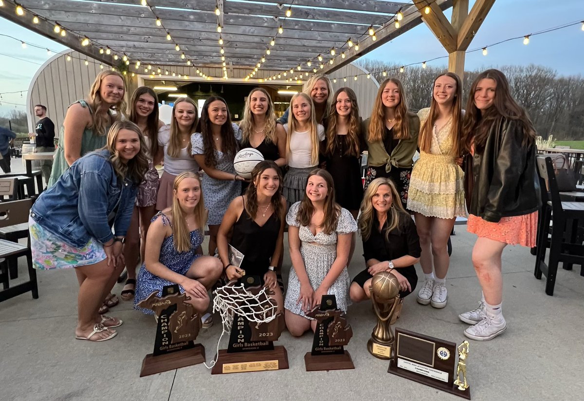 Cougargirlbball's tweet photo. So much to celebrate last night at our banquet! Thank you to everyone who helped make it a perfect evening💙 https://t.co/CadQVaBDSR
