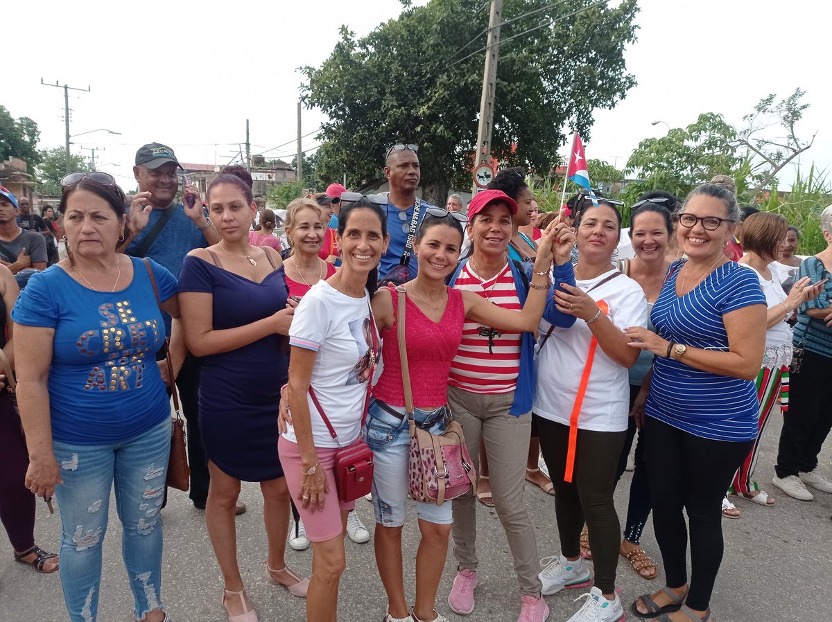 Educadores espirituanos presentes en la caminata en saludo al 1 de Mayo. 
#EducacionSanctiSpiritus 
#ALaPatriaManosYCorazón