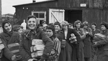 15 April 1945 | Soldiers of the British 11th Armoured Division liberated the German concentration camp Bergen-Belsen. At least 52,000 of the total of around 120,000 prisoners perished in the camp. History of #BergenBelsen: bergen-belsen.stiftung-ng.de/en/history/the…