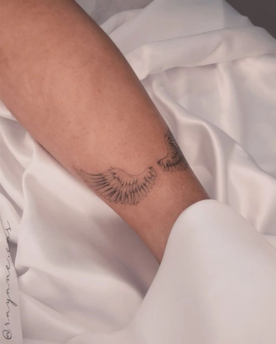 xxxluizabb's tweet photo. The idol                           The tattoo https://t.co/kL6TGOilmW