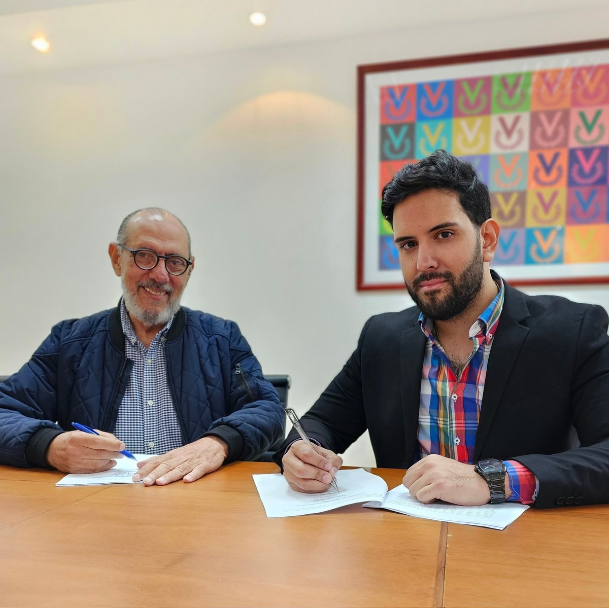 danielferrerc's tweet photo. Sabía que este día iba a llegar 😎

En el 2023 los venezolanos podremos disfrutar de una teleserie de producción 100% nacional. Firmado el contrato de coproducción entre @venevision e @hispanomedio para el regreso de los dramáticos a Venezuela. https://t.co/kKwlCipGSo