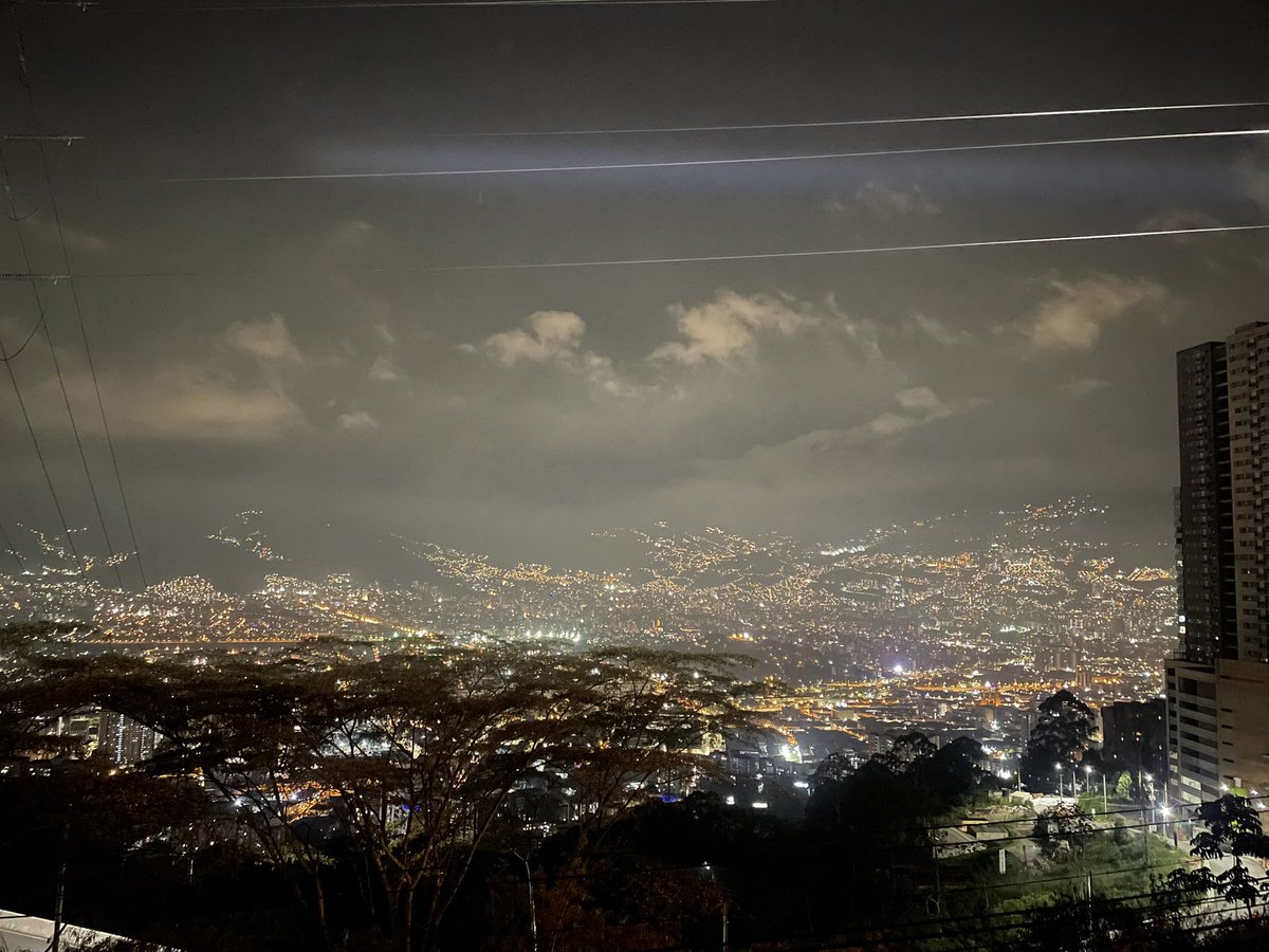 Tatibalvin's tweet photo. “La noche es la puerta abierta al mundo donde todo es posible. Hay cosas que no pueden ocurrir a la luz del día…” C.S.
.
.
.
Medellín en abril 🌠
.
.
#TiempodeCalidad #PresentePerfecto #mindfullness https://t.co/UsqaBfe8Mv