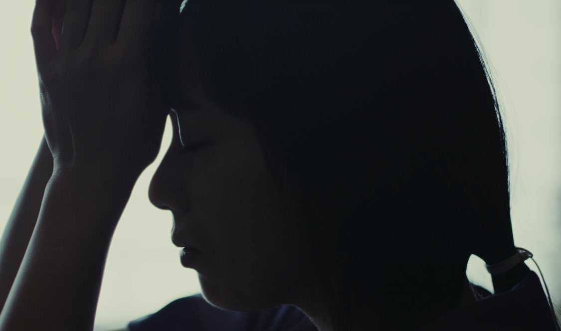 maaaaychan's tweet photo. ♫紙一重/ Uru
@uru_super 

冷たくて、温度を探す。
想う心は花びらを数え、
増えていく時間と
何よりの"孤"を写し出す。

こんなにも
触れられないものを思い焦がれ
指先から溢れていく、
祈りのようなひと想いを
丁寧に拾いながら。

出演させて頂きました。

#紙一重
#Uru
#地獄楽
#いのまいこ https://t.co/DybZ7yhk8F