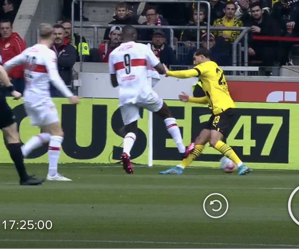 Williblyad's tweet photo. Osmers sagt kein Foul 🤡 #VFBBVB https://t.co/pNJ2WzBn8G
