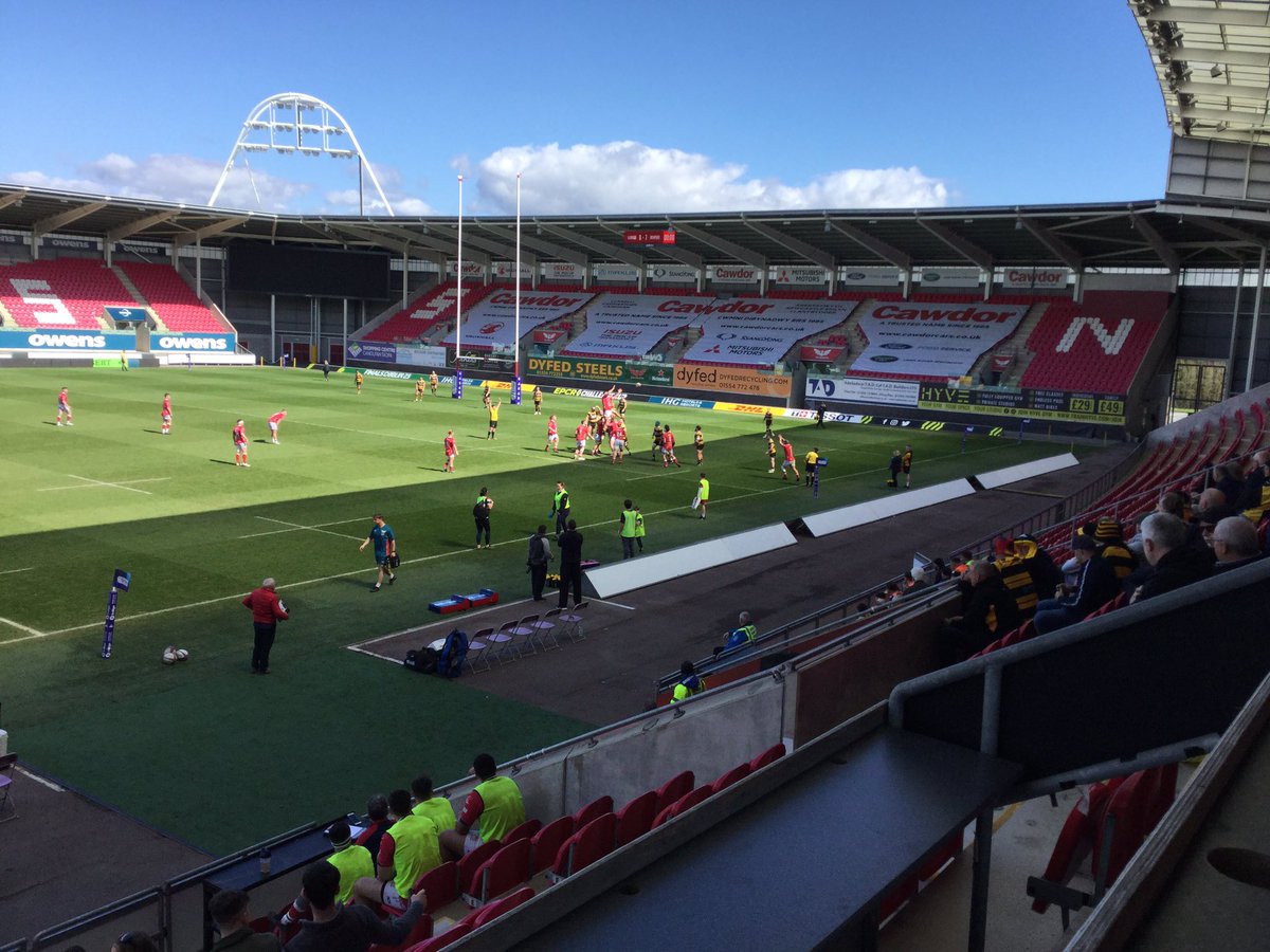 Llanelli apply the pressure, and get the rewards with their first try. Centre Joe Hutchings scores, extras added by Josh Phillips. Llanelli 7-7 Newport. 12 mins gone