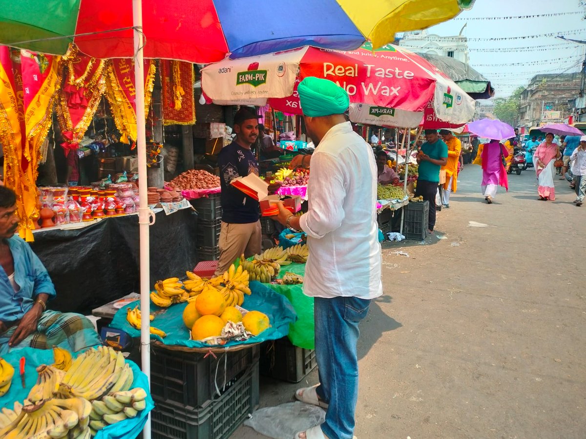 raghbirie_singh's tweet photo. On the Occasion of #PoilaBaisakh , We all karyakarta of BJP Bhwanipur Mondal 1 distribute Sharbat and sweet in Our #Ward70 https://t.co/AR7xvCE7l7