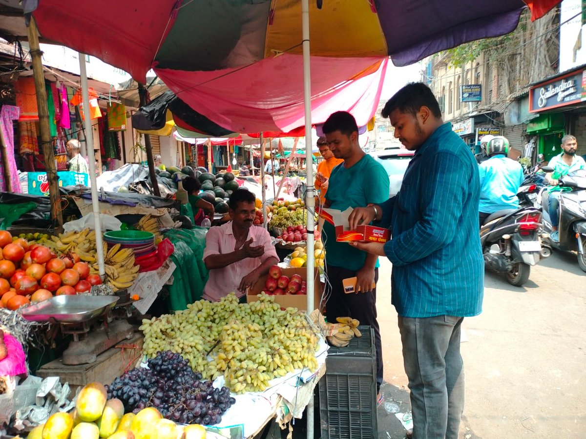 raghbirie_singh's tweet photo. On the Occasion of #PoilaBaisakh , We all karyakarta of BJP Bhwanipur Mondal 1 distribute Sharbat and sweet in Our #Ward70 https://t.co/AR7xvCE7l7