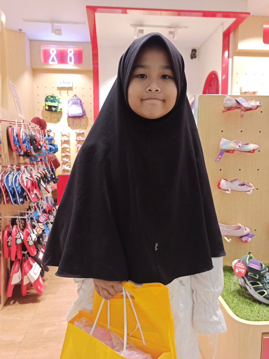 nicowijaya's tweet photo. #Langkahkecilhariini di Ramadan Jadi Kakak Asuh Sehari bersama #jeniuscocreate @JeniusConnect.

Super happy ketemu adik-adik asuh, muterin gandaria city sambil ngajakin belanja kebutuhan adik-adik. https://t.co/76jlO08eFn