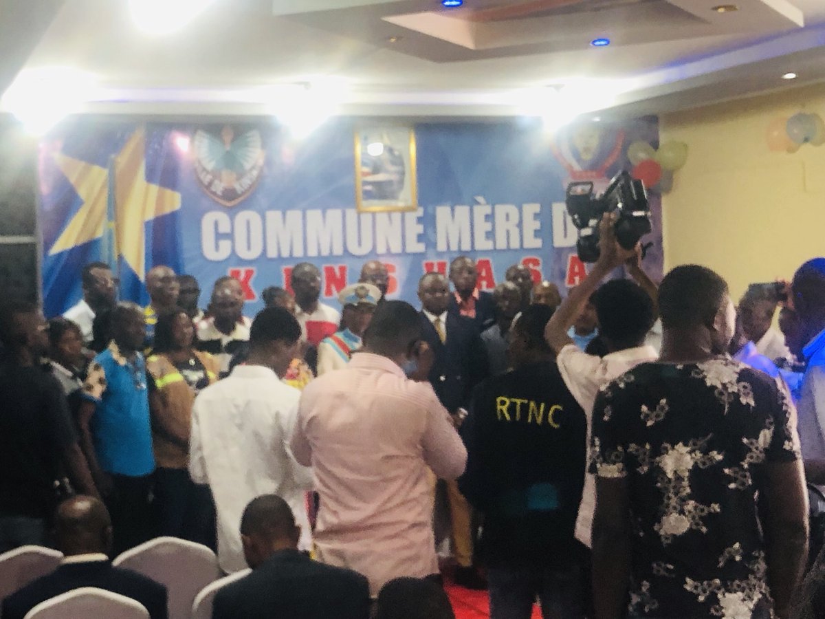 CommuneKinshasa's tweet photo. Le Bourgmestre de la commune de #Kinshasa, Me Bienvenu Mbalibi a présenté à la presse et à la population le bilan de ses 100 premiers jours. Son plan d’action est basé sur la salubrité et la sécurité dans cette commune @DieumerciMat @SMfute @NgobilaM @Presidence_RDC @radiookapi https://t.co/lrFvkSLuIR