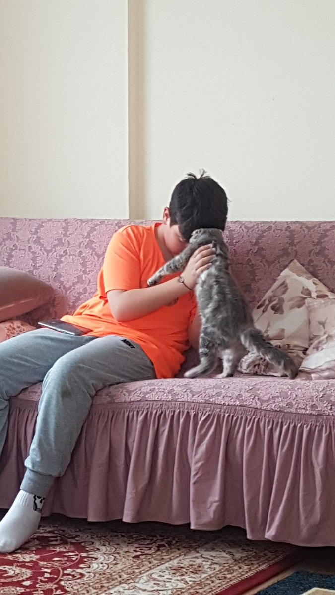 Kuzenim kediyle fotağraf çekiyi dur ve kediye kız mıştır