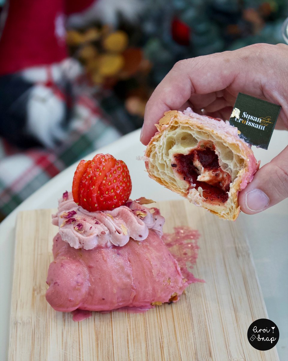 🍓Strawberry Chaos set เมนูใหม่ของร้าน 𝗦𝘂𝘀𝗮𝗻 𝗖𝗿𝗼𝗶𝘀𝘀𝗮𝗻𝘁 เป็นเซ็ตสตอเบอรรี่ 4 เมนู มีทั้งครัวซองท์และทาร์ต รสเปรี้ยวอมหวาน ไม่เลี่ยน อร่อย🥰 ชอบสุดยกให้ Sun-kissed ทาร์ตที่ท๊อปด้วยสตอเบอรี่แบบจุกๆ ฐานเป็นคุกกี้+พีนัทบัตเตอร์+แยมสตอเบอรี่เปรี้ยวๆ เข้ากันดีมาก <a href="/aroii/">@aroii บอกต่อ</a>