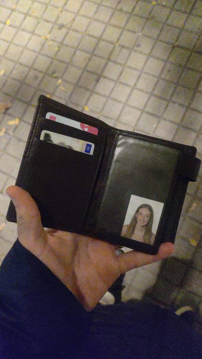 raamoos14's tweet photo. Hola , he perdido una cartera en la linea 22 o cerca de los arcos, llevo ahí el dni bonobus de estudiante y el carnet del sevilla. 
Es marron, de cuero y lleva esa foto en una de las tarjeteras, si podeis darle rt para que se difunda y ver si puedo encontrarla os lo agradecería🫶🏻 https://t.co/PTBqNyk6Hc