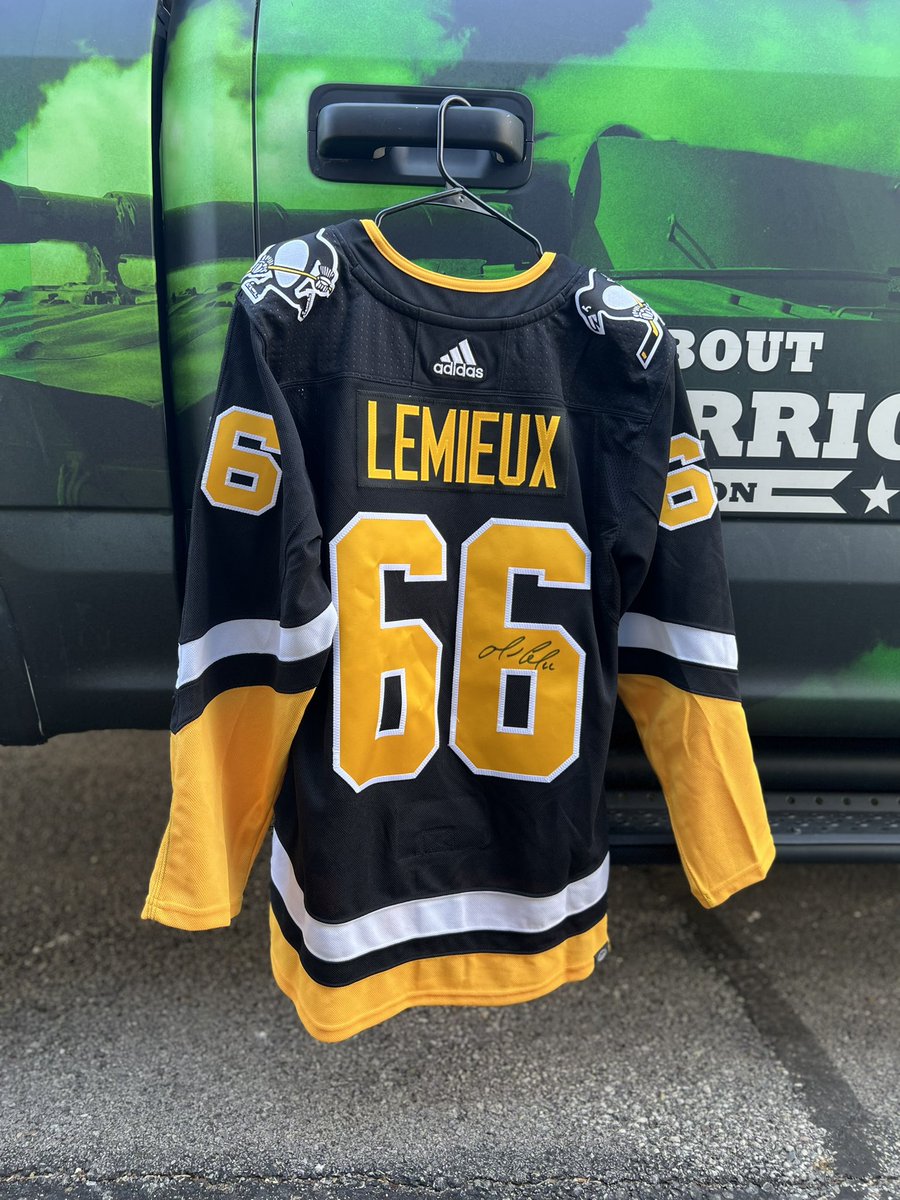 Autographed jersey by 66 himself…will be auctioned off at Jergel's Rhythm Grille tomorrow at our CABIN FEVER CONCERT hosted by <a href="/DVERADIO/">102.5 WDVE</a> <a href="/chadtyson/">Chad Tyson</a> !  👍🏽🇺🇸