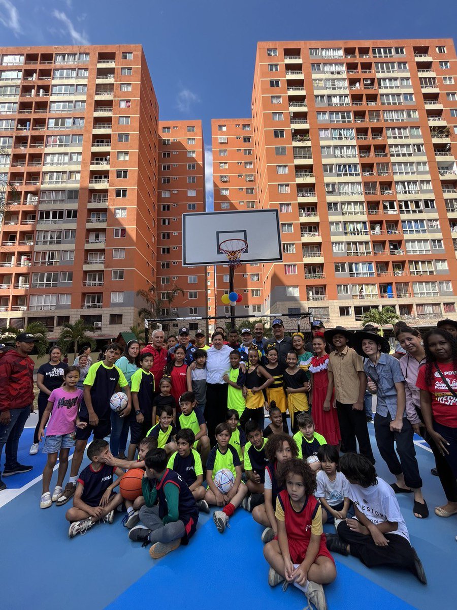 Comenzamos este sábado #15Abr con la inauguración de esta hermosa cancha en Ciudad Tiuna, en el urbanismo Simón Bolívar.

Es la número 567, recuperada por el <a href="/FONA_oficial/">Fondo Nacional Antidrogas</a> en Caracas, y en total vamos hacia las ochocientas.

#MaduroLealtadYVictoria